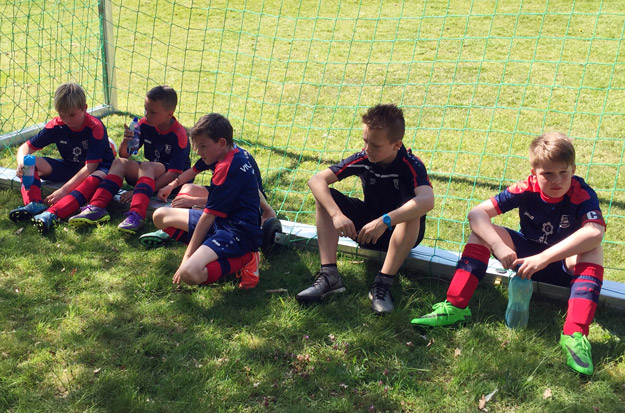 Heiß begehrt waren in der Pause die wenigen zumindest teilweise schattigen Plätze, auf denen unsere Jungs wieder zu Kräften kamen.