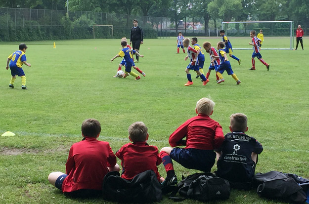 Theorieteil schon vor dem Spiel: Gespannt beobachten unsere Jungs den Auftritt unserer eigenen F2, die heute auch zu Gast bei Atlas Delmenhorst war.